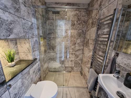Excellentstays - Crown Meadow - 4 Bedroom House