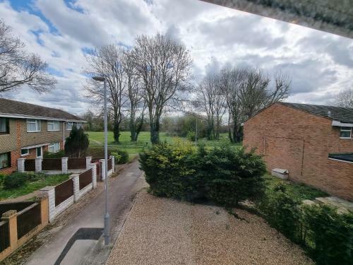 Excellentstays - Crown Meadow - 4 Bedroom House
