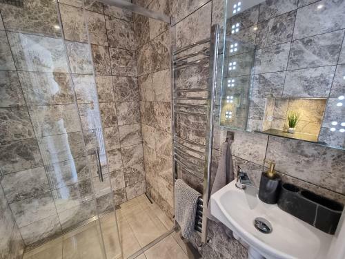 Excellentstays - Crown Meadow - 4 Bedroom House