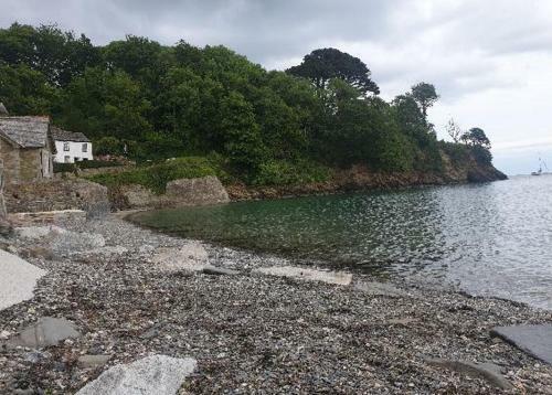 Double Bedroom Helford With Shared Bathroom And Continental Breakfast