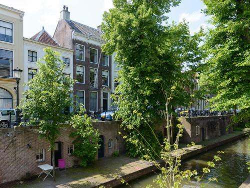 Large Historical Apartment & Canal Terrace
