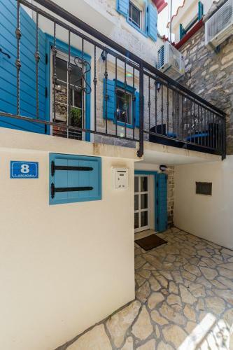 Stonehouse Blue Coral