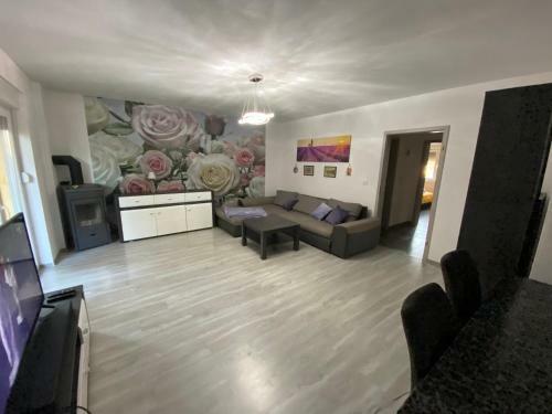 Spacious Apartment 100 M From The Sea In Kastel Luksic