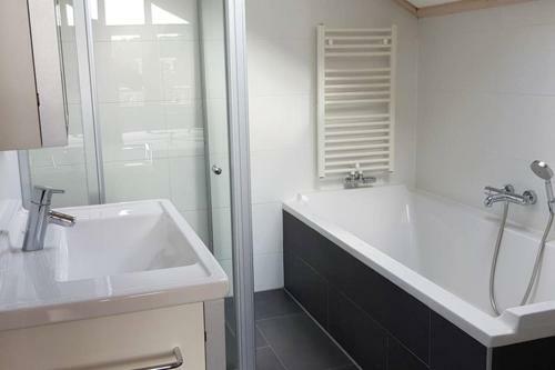 The Blue House - Luxurious Waterfront Villa Zeewolde