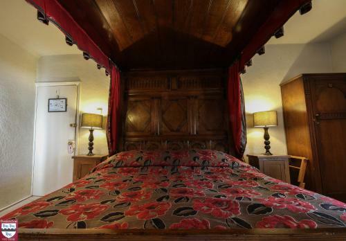 The Oxenham Arms Hotel