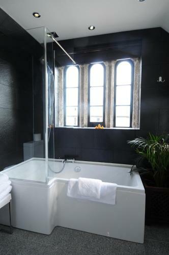 The Oxenham Arms Hotel