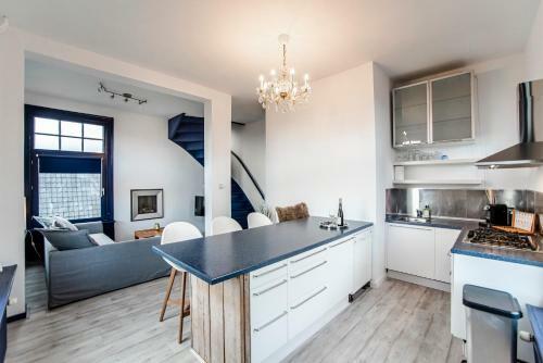 Shell Square Apartment