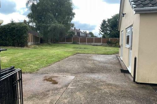 Villa 3 Bed Detached Bungalow With Big Garden