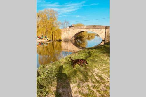 Cotswold Cottage Near River Thames In Lechlade