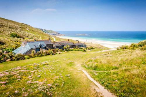 Whitebreakers, Cottage, Garden, Sea-views, Amazing Location By Beach
