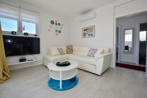 Funtastic C Apartments With Pool And Terrace