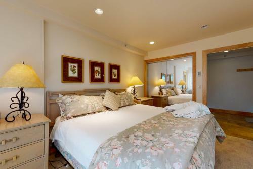 Lion Square Lodge North 380