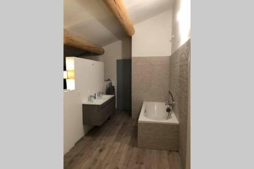 Charmante Maison Face � L?�glise De Codolet