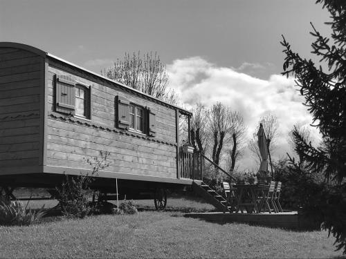 Hostal La Roulotte Au Fond Du Pr�