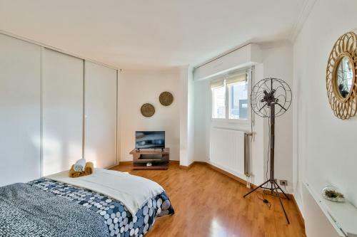 Chic And Spacious Apart With Parking
