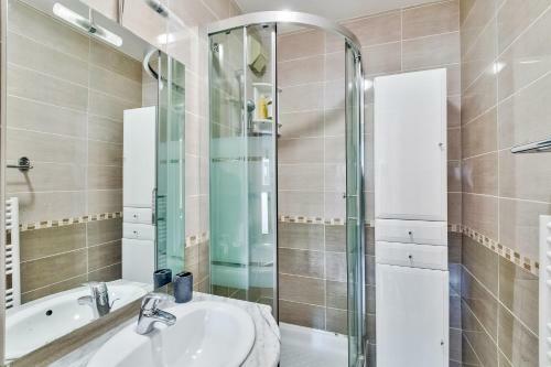 Chic And Spacious Apart With Parking