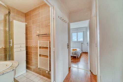 Chic And Spacious Apart With Parking