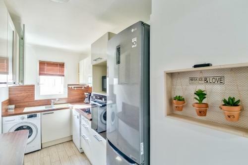 Chic And Spacious Apart With Parking