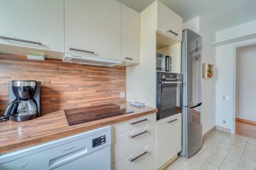 Chic And Spacious Apart With Parking