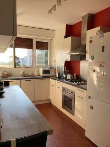 Spacious Apartment With Balcony And Free Parking