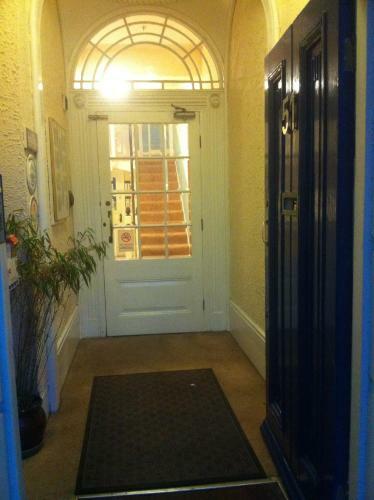 Hostal Adelaide House