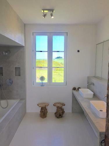 Hostal Galerie, Tumulus de La Hogue