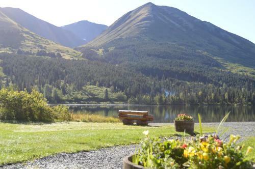 Hotel Summit Lake Lodge