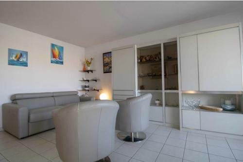 Apartment With Balcony And View On The Port