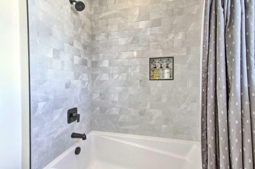 Exquisite Discovery Mtn Home With Sweeping Views!