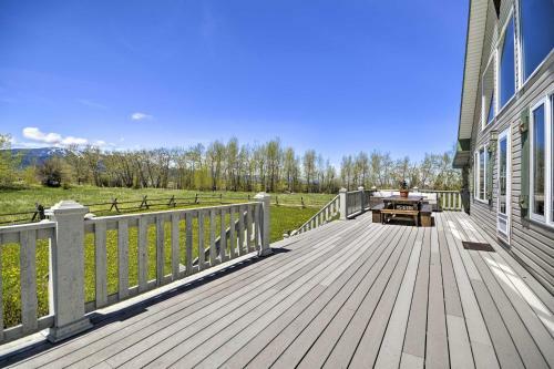The Front Porch 20-acre Country Home With Mtn View