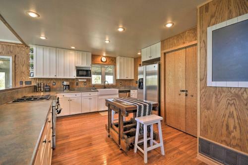 The Front Porch 20-acre Country Home With Mtn View