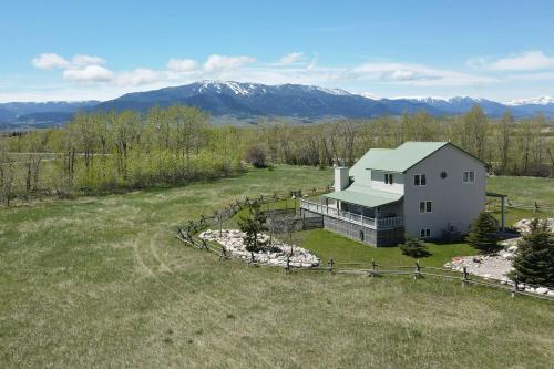 The Front Porch 20-acre Country Home With Mtn View