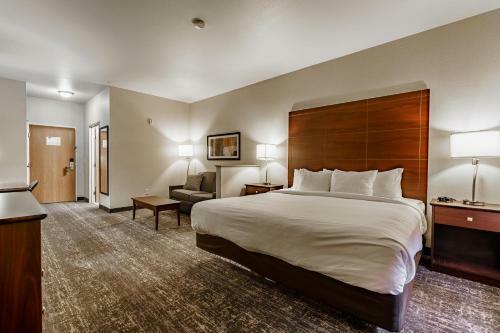 Hotel Comfort Suites At Royal Ridges