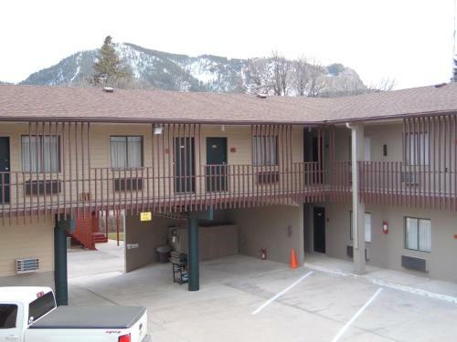 Bear Lodge Motel