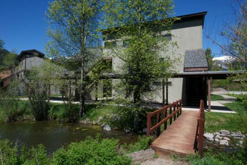 Hotel The Aspens Racquet Club