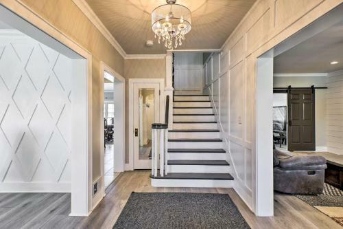 Luxe Omaha Home With Yard - 3 Mi To Downtown!