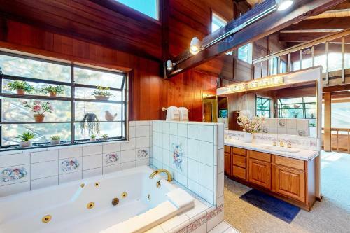 Lake View Chalet