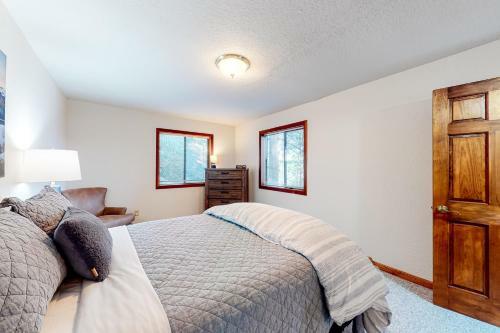 Lake View Chalet