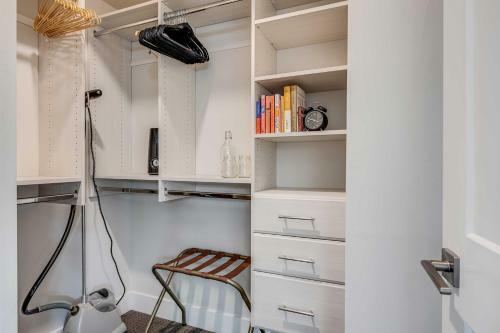 Spacious Midtown Haven With Sweeping Mtn Views!