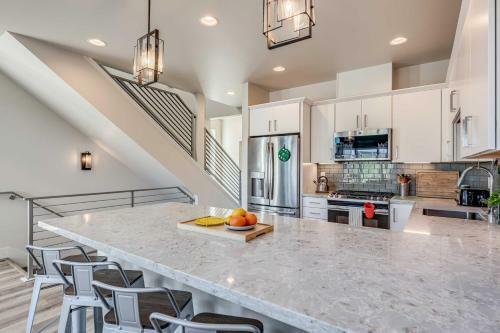 Spacious Midtown Haven With Sweeping Mtn Views!