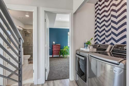 Spacious Midtown Haven With Sweeping Mtn Views!