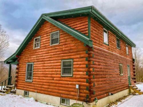 Off Grid, Remote Log Cabin In The Woods!