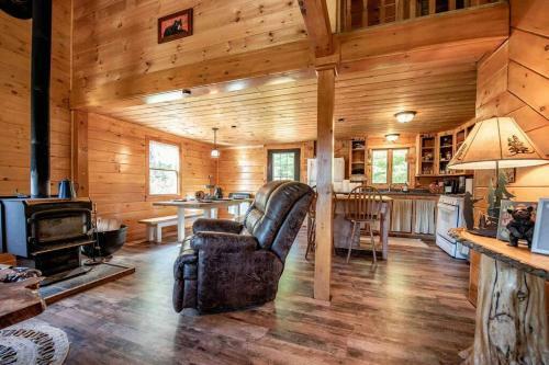 Off Grid, Remote Log Cabin In The Woods!