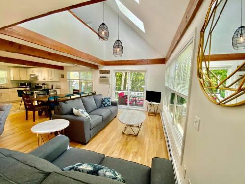 Hilltop Lakeview Retreat!