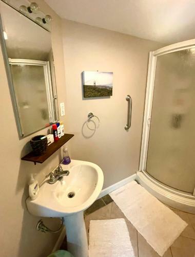 Private Apartment With Kitchen & Laundry In North End