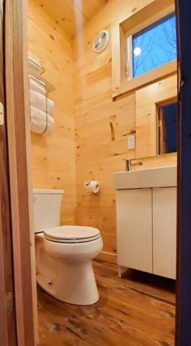Tiny House In The Woods - Escape To Nature. Robin