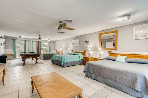 Beachy Backyard/heated Pool! 14 Bed, 6 Bdrm Home!