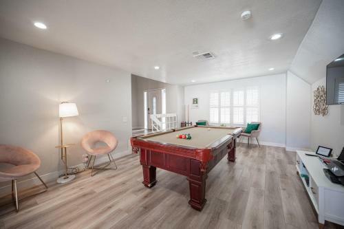 Lux Escape 6br, 3ba, Pool, Spa And Mini Golf 31 Days Only