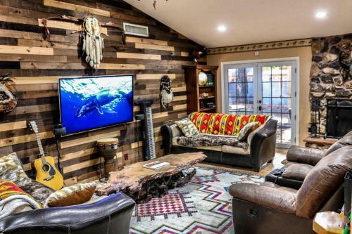 Cozy Cabin 7min From Strip Airport