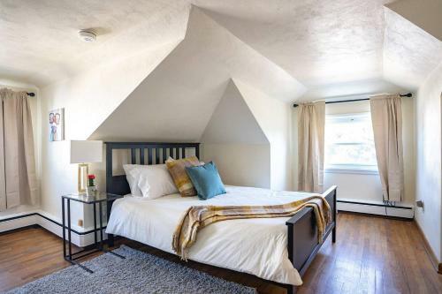 Fabulous Mid Century 4br 3bath House